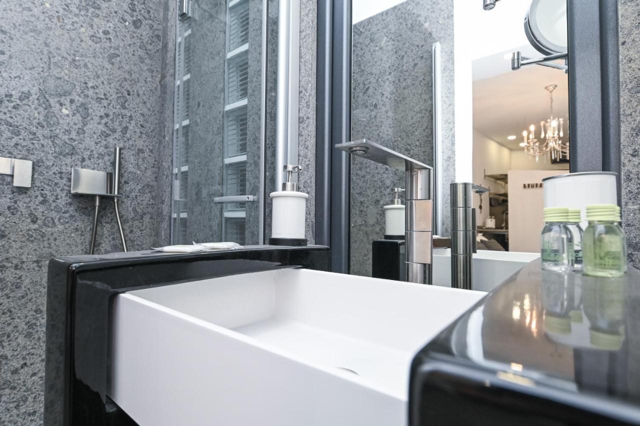 The Essential Trastevere Design Studio Rome Extérieur photo
